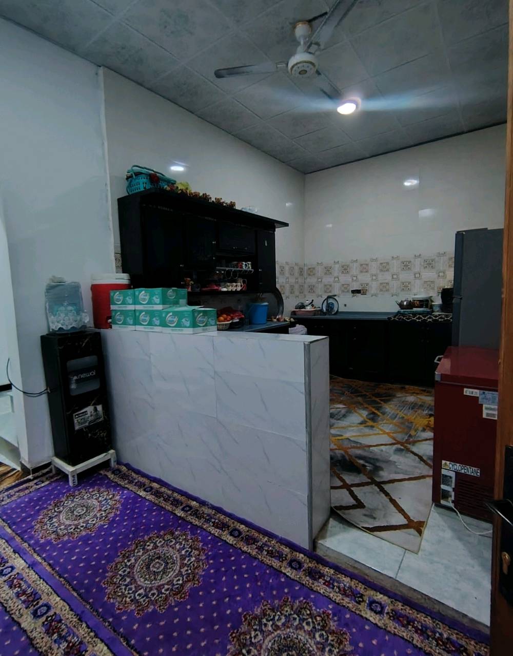 سلام عليكم بيت للبيع الجزيره زين العابدين يبعد عن جسر خالد 5 دقايق  شارع تبليط خدمات كلش زينه  البيت طابقين بناء جديد البيت كله كونكريت مسلح مساحه البيت 110 متر

الطابق الاول يحتوي ع مدخلين مدخل ع الستقبال ومدخل ع المطبخ 
وهول وغرفه ومنور وصحيات خارجيه وداخليه

الاطابق الثاني يحتوي ع غرفتين وحده عاديه والثانيه سويت  وحديقه الحديقه تكدر اتسويها غرفه + وحمام مشترك

الاتصال او واتساب ***********