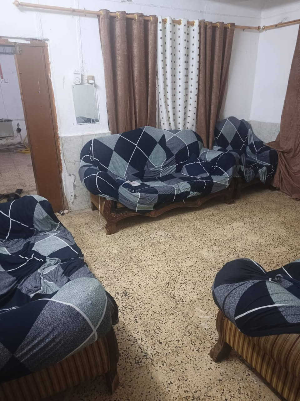 السلام عليكم؟ بيت البيع دوانيه 10امتار يتكون غرفتين جوا صاله مطبخ غرفتين فوك صاله فوك جبيرة  طولها 7امتار العرض 6 البيت قاطين الترميم جديد العنوان العماره القادسية قرب السوك ؟؟ الرقم ***********
