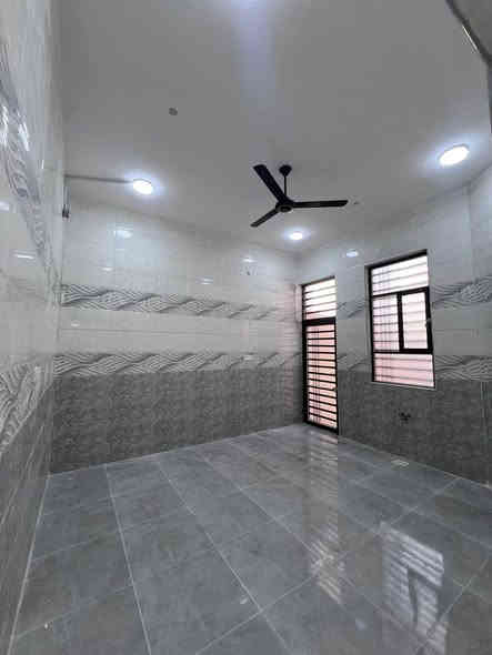 بيت طابو زراعي سهم مساحت البيت 200متر البيت يحتوي على قرفتين اكبار وصاله ومطبخ  وحمامات خارجيه وداخليه ودوانيه وكراج ابيت جديد استوه كمل محدساكن بي بيت جديد مكان البيت طريق العوجه 500متر عن سايدين مال العوجه سعر البيت 105وقابل لتفاوض للستفسار اتصل على رقم ***********
