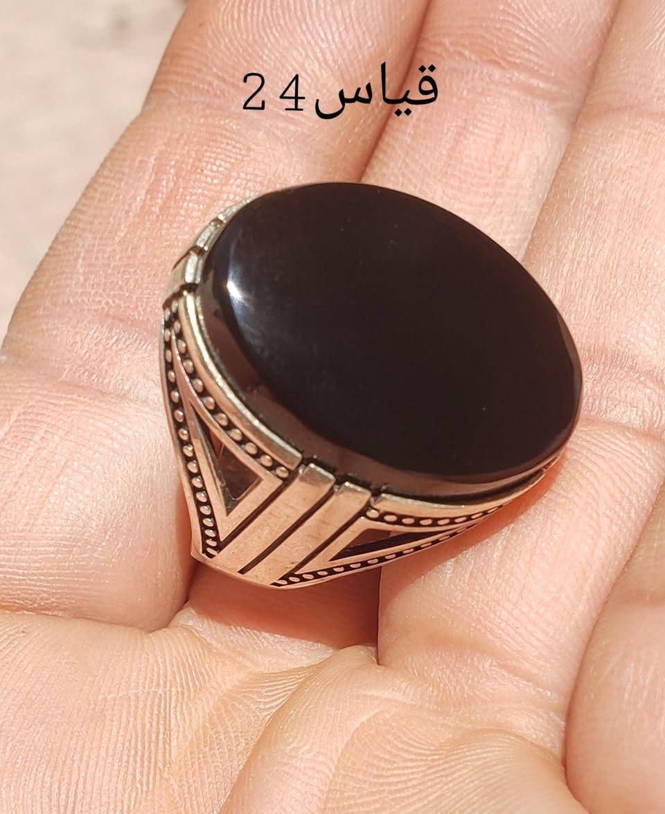 خاتم فضة يمني فاخر بصياغة  راقية، يتوجّه حجر عقيق يماني أسود طبيعي يشف بلون أحمر ناري عند الإضاءة. حجر حر غير مجمّر ولا معالج، فقط جراخة وصقل لإبراز جماله الطبيعي. مقاس 24، قطعة مميزة لعشاق العقيق الأصيل والاقتناء الفاخر. للتواصل والاستفسار على الخاص.
#العقيق_اليماني_الاصلي_الطبيعي البصرة, العراق


**إذا كنت صاحب هذا الإعلان وتريد حذفه لأي سبب، رجاءا أرسل رسالة إلى الدعم الفني**