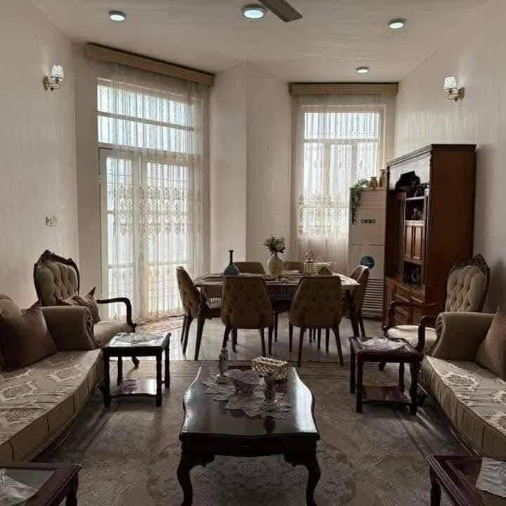 دار 🏠 للبيع 
حي الضباط حي الأمام 
بناء 2018 نضيف جدا 
طابقين 
يحتوي على ٣ غرف نوم وصاله وكلدور ومطبخ ومجمع صحيات 
المساحه ٢٠٠متر الواجهه ١٠متر نزال ٢٠متر 
للاستفسار ***********سيد علي 
مكتب 🏢 الوسيط حلة, بابل
