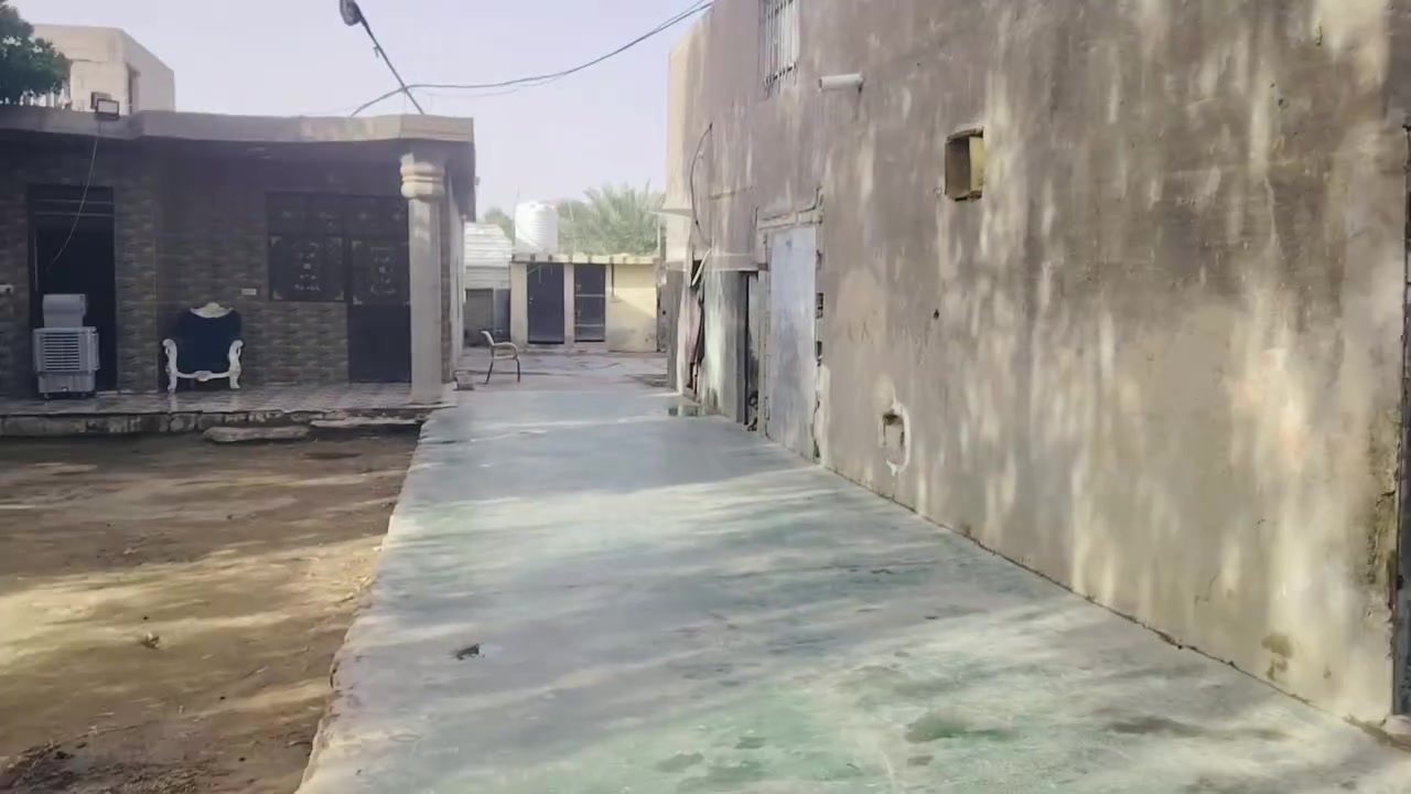 أرض مساحته850 تحتوي على دارين مساحته الدار130 جميع الخدمات تبعد عن الشارع العام 500متر بسمايه قريه عشره ***********
