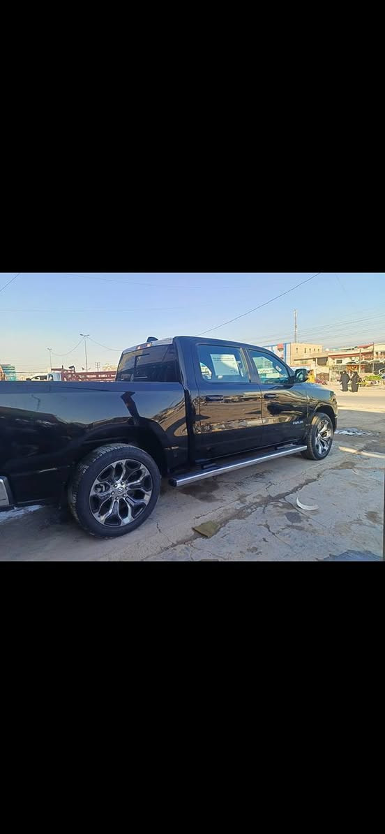 دوج رام ٢٠٢٣ حادث جاملق وبنيد بدون داخل بدون صبغ سياره جديده وخير من الله سعر ٣٣٥ وبيهمجال قليل مكان بغداد زعفراني رقم ابو سياره بل ر ***********
