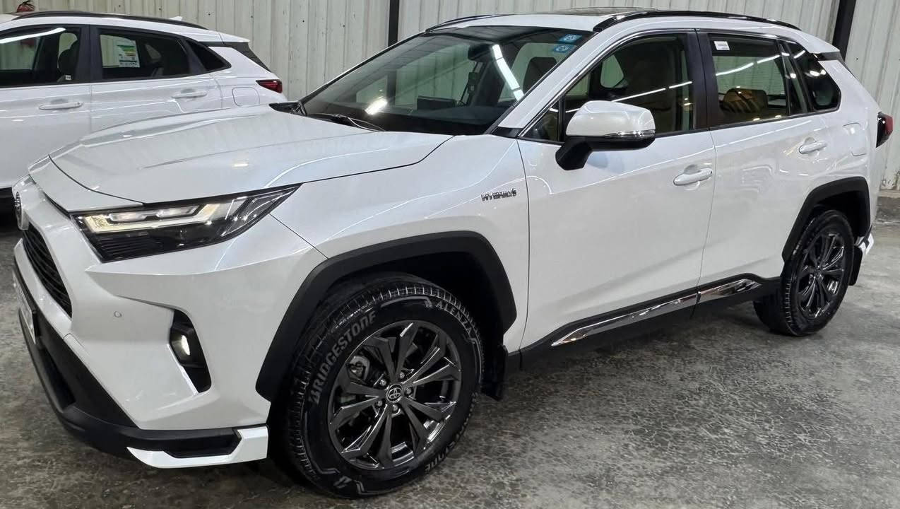 السلام عليكم 
تويوتا راف فور 2024 
ضمان شركة ساز 
فول مواصفات 
محرك 2500 هايبرد 
فور ويل 
كشنات جلد 
بصمة تشغيل عن بعد 
شاحن لاسلكي 
حساس امامي خلفي 
مري شفط 
زنون امامي لد خلفي 
وضعيات قيادة كروس سرعة 
شاشة كاميرا 
فتحة 
قطعتين تبريد
 السيارة جديدة ماشية 22 الف
 بدون صبغ بدون بارد 
مغلفة PPF بالكامل 
مكان السيارة بغداد 
السعر 300 وبيهة مجال 

للاستفسارالاتصال 
***********
***********
