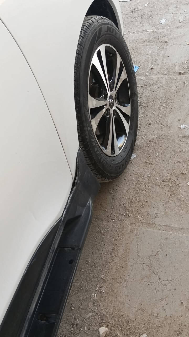 توسان 13 رقم بغداد باسمي محرك وكير مكفولات شاشة كامرة خلفية سايد بريك بالرجل بردة جنطة أرضية جلد باتري جديد ماشية 190 ..مكان كربلاء سعر 120
***********
***********
