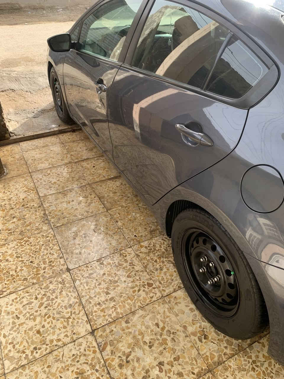 السلام عليكم سياره فورتي موديل 2016 سياره ليبل فقط قبق جنطه مضروب كلير نفسه مثل ماموضحه بصوره وحله سياره مال جناي كبل الشارع مابيهة اي نقص تدفئه وتبريد رقم *********** و ***********
