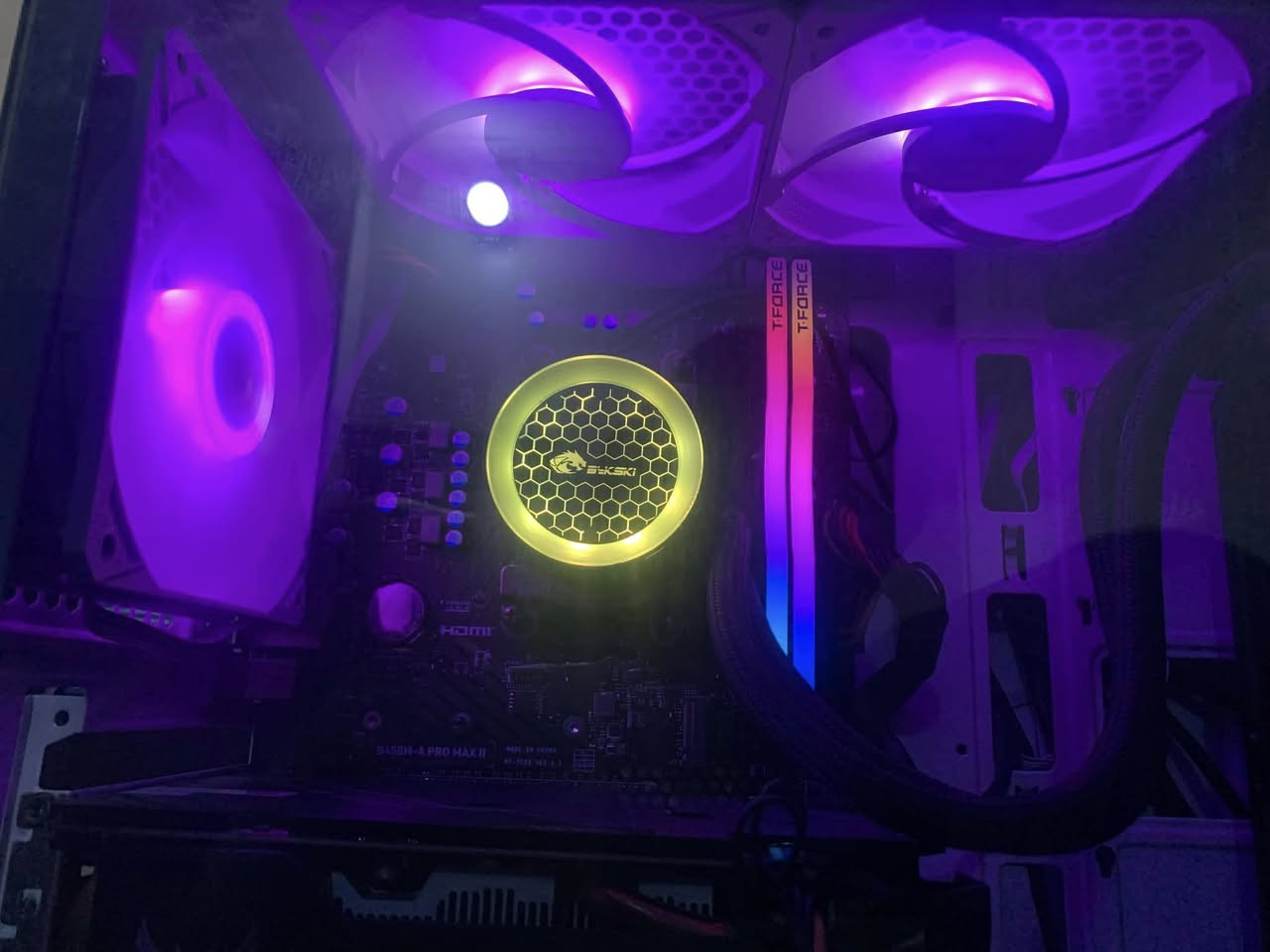 تجميعه حاسبه خرافيه للالعاب والمونتاج باداء خرافي وقطع براندات
CPU:- R7 2700X
GPU:- asus tuf 1660 super OC
Ram:- ddr4 3600 2x8 16 GB cl18 Tforce
POWER SUPPLY:- ROCKET 750 WATT
Cooler:- BYKSKI 240 MM 2 FAN ARGB
CASE WITH 5 FAN ARGB WHITE WITH HUP AND CONTROL
STORAGE:- SSD LEXAR 128 GB
MOTHER BORD :- MSI B450M A Pro MAX 2

كل هاي التجميعه ب ٦٧٥ الف تشغل الي يعجبك باداء حلو ومرتب وعندي كراتين نص قطع التجميعه 
 
مكاني بغداد الدوره حي المعلمين حياكم


**إذا كنت صاحب هذا الإعلان وتريد حذفه لأي سبب، رجاءا أرسل رسالة إلى الدعم الفني**