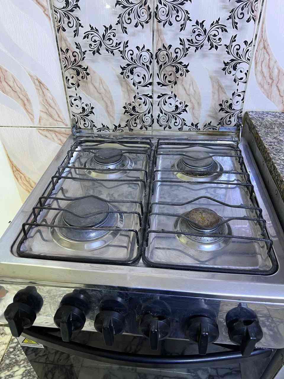 السلام عليكم عندي هذا الطباخ 4عيون كله شغال حتى الفرن فوك وجوه 90 وبي  مجال مكانه حي الوحده الاتصال على الرقم ***********
