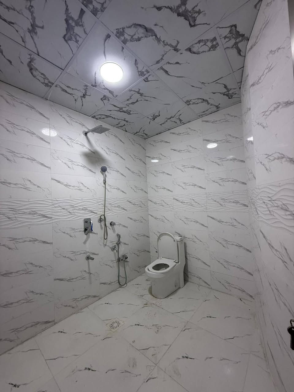 السلام عليكم 
متوفر بيت للبيع فول مواصفات 
مساحه ٣٠٠ متر  اربع غرف نوم استقبال مطبخ حار بارد مكانه تكريت الديوم منطقه ١٤ الف نافذ عل شارع ستين شارع ١٥ متر.
#لمعرفة التفاصيل أكثر التواصل عبر الرقم 
***********
ابو خطاب
