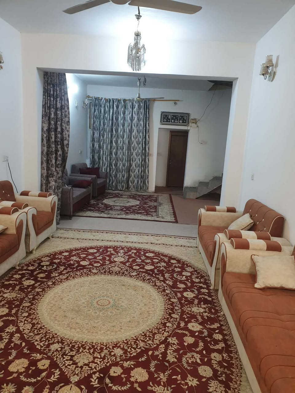 بيت بحي الفارس 200م ثاني بيت عن الركن مقابل حديقة بداية حي الفارس مقابل محطة وقود الفارس  موقع جيد طابق واحد والطابق الثاني غرفتين الاماميات مهيكلات فقط والطابق الارظي غرفتين وصالة استقبال مطبخ حار بارد  ارظية كاشي سيراميك صحيات داخلية خارجية رقم البيت 34522 سعرة 240 مليون رقم التواصل ***********
***********
