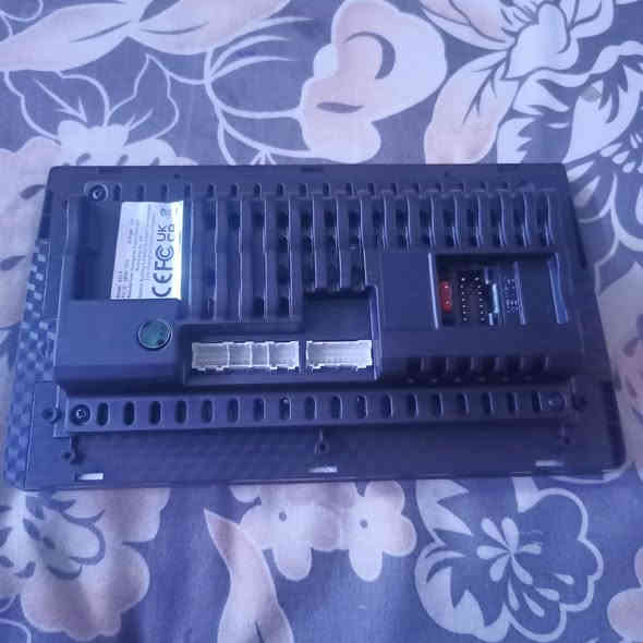 السلام عليكم شاشه بهذا الشكل 9 انج مع ملحقاتها جديد غير مستخدمه أعلى سعر ابيع  ***********
