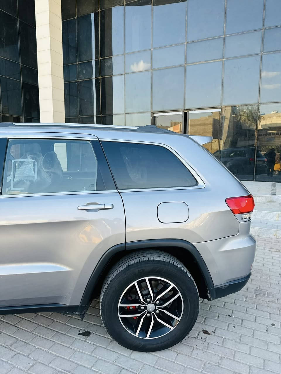 السلام عليكم 
السعر 169وبيهة مجال 
جيب شيروكي موديل 2018 السيارة حلوة ونضيفة
صور الحادث مرفقة مع المنشور بدون دواخل بدون ايرباك 
المواصفات 
بصمة ابواب 
بصمة تشغيل 
نضام سبورت 
نضام توقف ذاتي 
نضام ايكو 
مانع نزلاق 
تحكمات ستيرن جهتين 
شاشة جبيرة 
كامرة خلفية دوارة 
وبعد بيهة هواي مواصفات 
السعر 169 وبيهة مجال 
الرقم ***********

العنوان بغداد الرصافة
