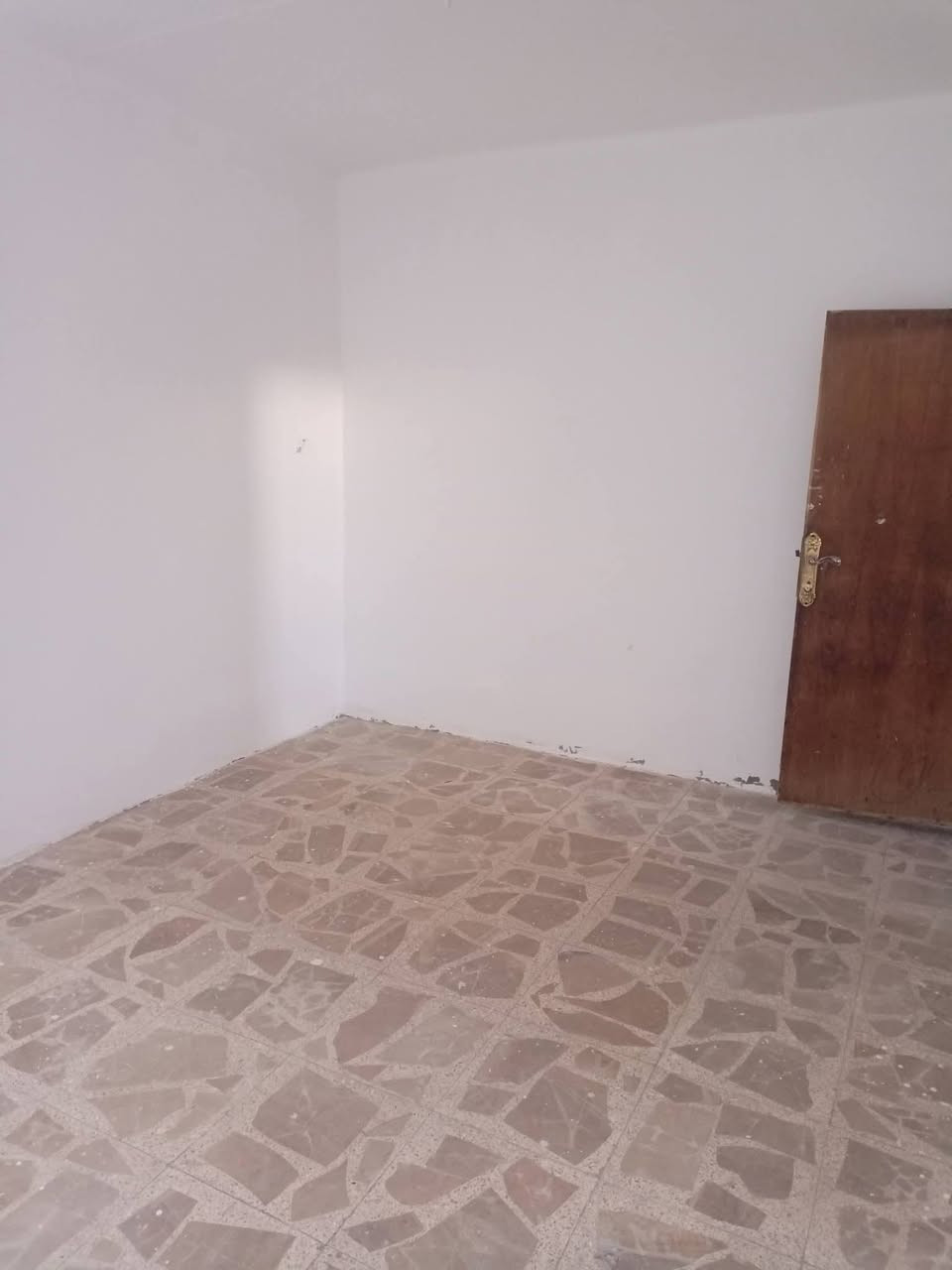 دار للبيع في النجف حي المكرمه خلف شارع الطاقه منطقة ال ٧الاف المساحه ١٣٣ متر الدار فارغ جاهز للسكن يتكون الدار من غرفه وصاله واستقبال ومطبخ وصحيات داخليه وخارجيه الطابق الثاني غرفة فقط للإستفسار الاتصال على الرقم ***********ابو فضل للعقار عنوان المكتب النجف حي المكرمه شارع الطاقه مجاور جامع باب الحوائج
