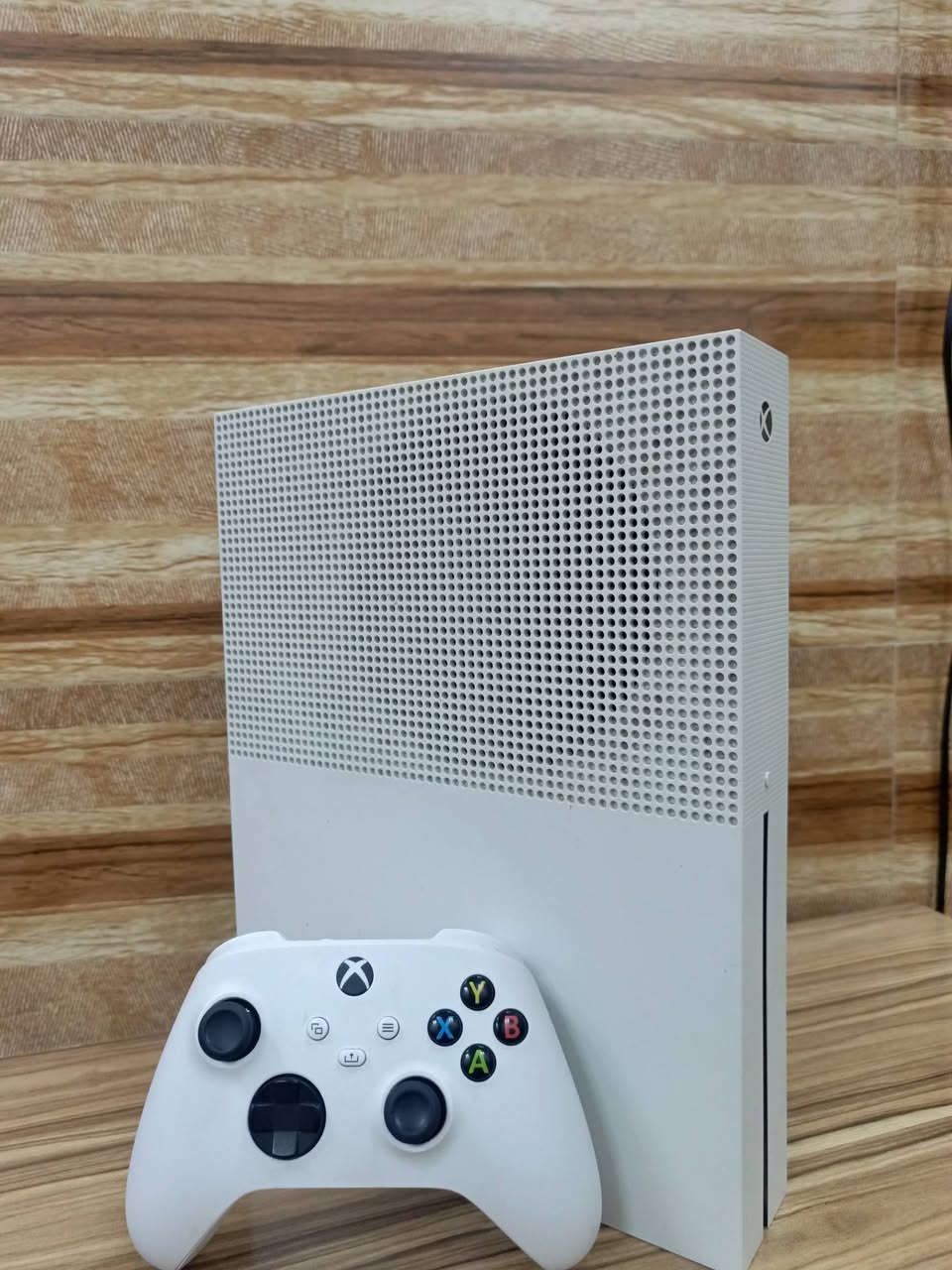 Xbox One S 
500GB
مفتوح تنضيف فقط 
وي جوستك سيريس S اصلي
ويا كيم باس 📟 ويا حساب جي تي اي 5 
السعر 165 قفل
العنوان موصل حي سومر مكتب الحسن متوفر توصيل لجميع المحافضات 
***********
***********
