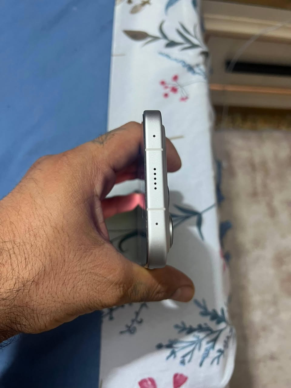 ---

*للبيع Honor 600 Pro 5G لون ابيض Golden White* 
*الحالة*: نضافة 100/100 - مابي اي خدش ولا تبديل 
*الذاكرة*: 512GB 
*الرام*: 12GB 
*الملحقات*: كارتون + شاحن اصلي 80W + كيبل + جراب 
*المواصفات*: 
- معالج Snapdragon 8 Elite
- بطارية 7000mAh + شحن سريع
- كاميرا 200MP + تصوير 4K
- شاشة 6.57 AMOLED 120Hz 8000nits
- ضد الماء والغبار IP69K

*السعر*: خاص 
*المكان*: الحلة - بابل 
*للتواصل*:  خاص لو واتساب ***********
_الجهاز استخدام شخصي وكلشي بيه اصلي_
