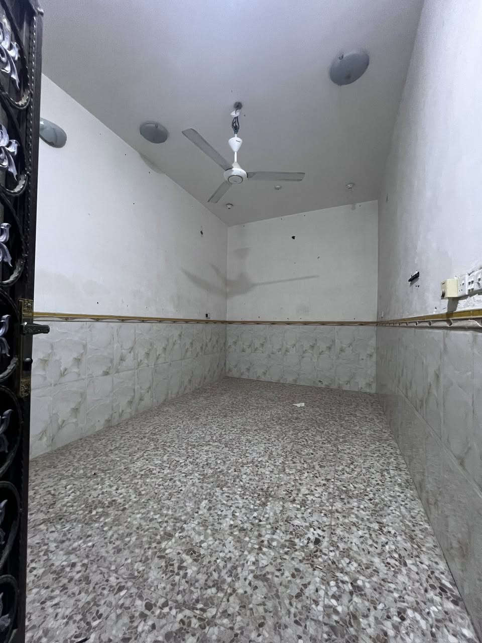 دار للايجار ( حي العسكري )

المساحه ١٥٠ م بناء طابقين 

الطابق الاول غرفه مع صاله مع مطبخ مع براني مع صحيات داخليه و خارجيه
الطابق الثاني غرفه مع صاله مع صحيات مع حمام 

للاستفسار / *********** وتساب 

او زيارتنا حي العسكري مقابيل الكراج مكتب عقارات البركه

