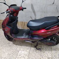 درّاجة كهربائية مستخدمة، بلون أحمر جذاب، بحالة جيدة جدًا. مزودة بمقعد ...