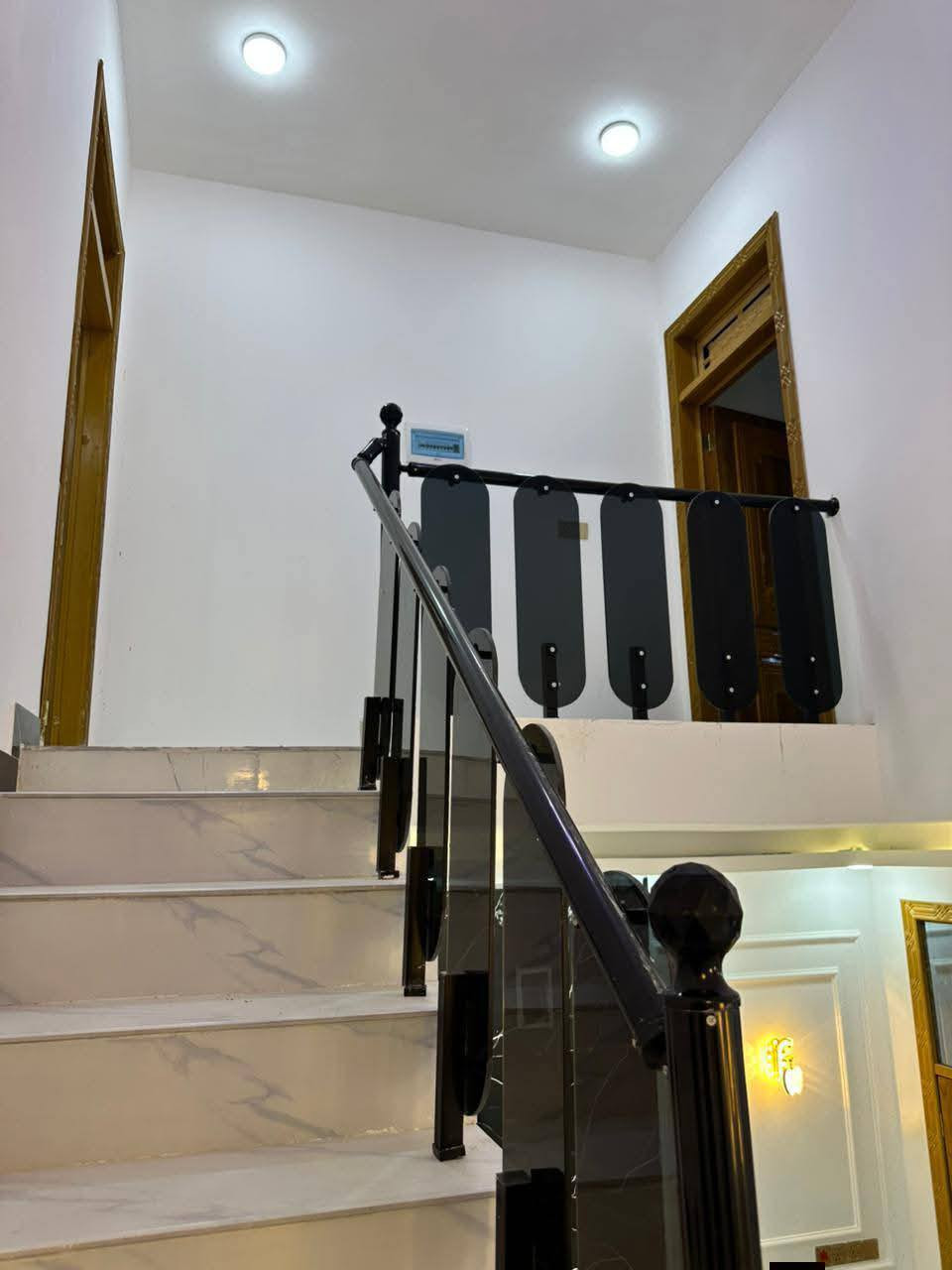 اللهم صلِّ على محمد وآل محمد مشتمل طابقين يحتوي على ثلاث غرف نوم في النواب قريب على الخدمي مساحته 100 اريدلي عائله صغيره ومرتبه للاستفسار الاتصال على الرقم ***********
