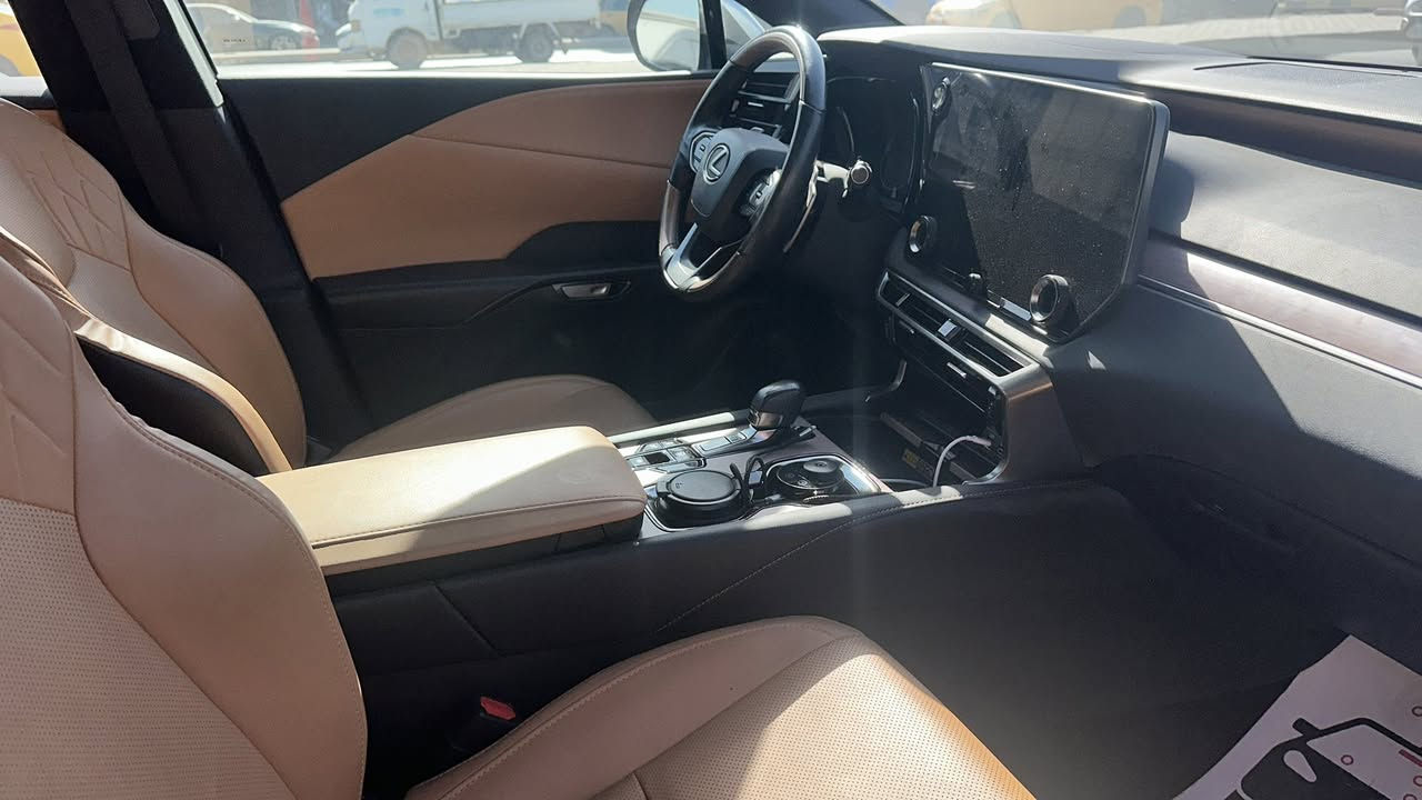 السلام عليكم لكزسRX 350 موديل 24 ماشي 14 الف رقم بغداد بسمي سعره 35 الف بي مجال ***********
