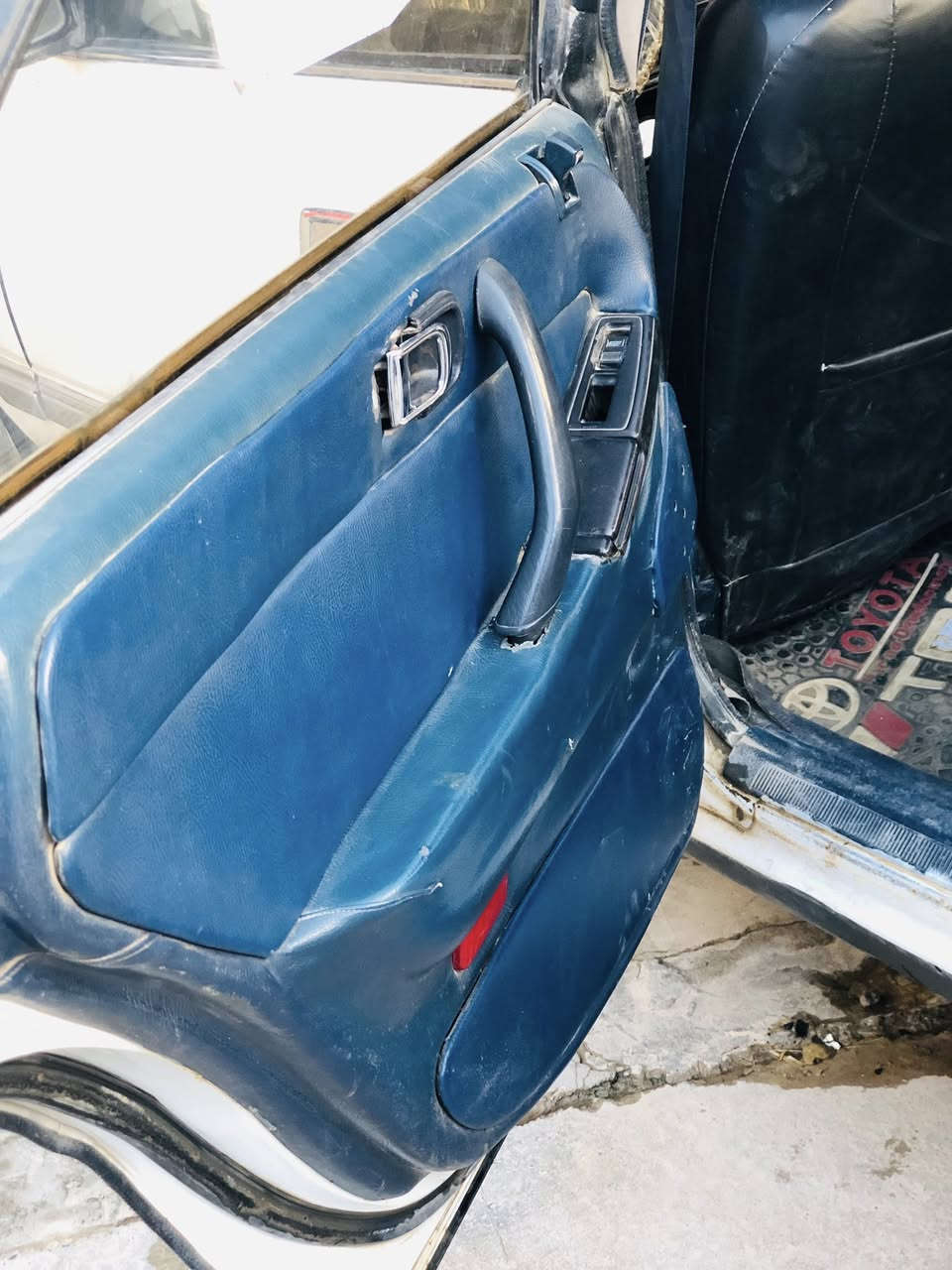 اسلامو عليكم سياره هرتوب نضيفه بلادي ما محور فقط المحرك بي يطغ باغي كله شغال شرط مسجله مشروع وطني مكان السياره الشرگاط السعر ٣٠وبهيه مجا رقم الهاتف ***********

