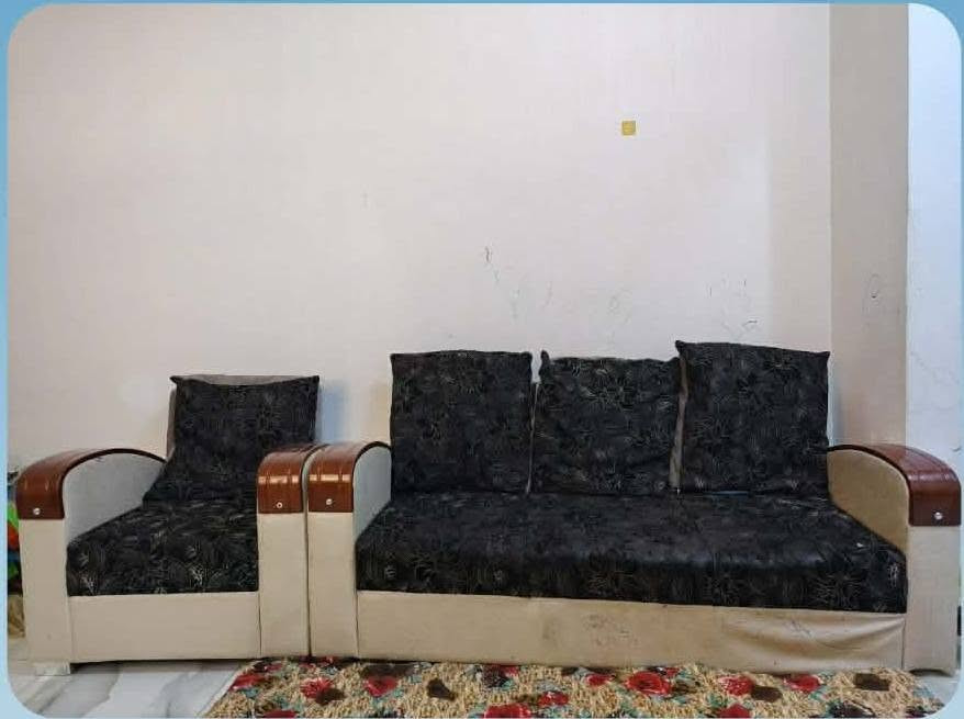 السلام عليكم
تخم مستعمل للبيع 5 قطع
2 كبار و2 صغار و1 وسط
السعر 220 وبي مجال
 الشراي يتصل ***********
