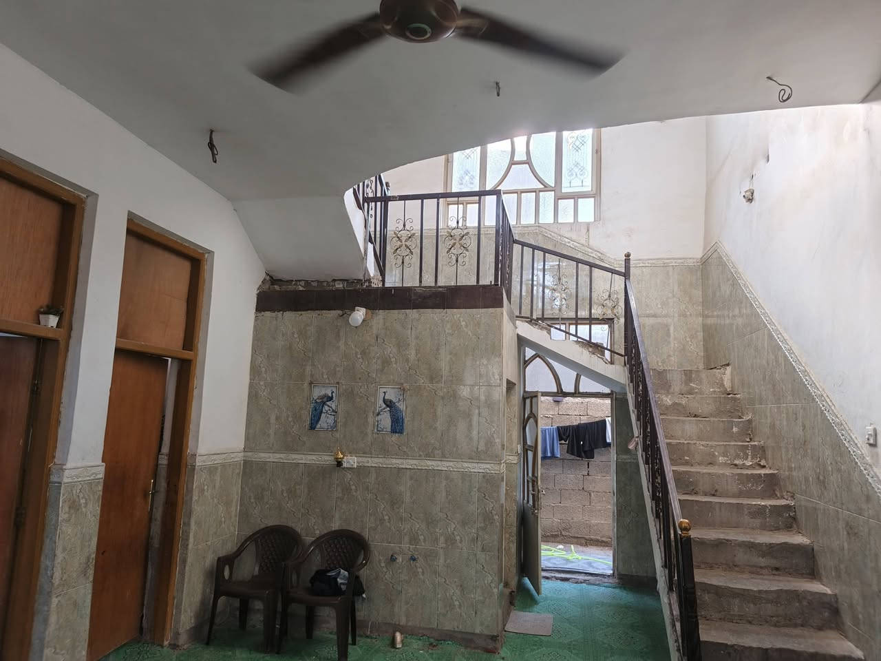 سلام عليكم بيت منطقه العريفيه نكون من 6غرف وصالة كبيره واستقبال مساحته ٢٢٠ السعر خاص او الرقم ***********
