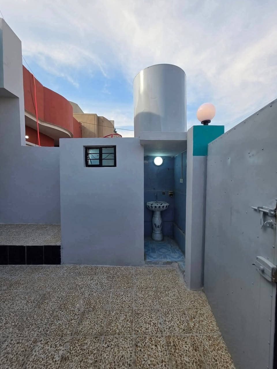 ⚜️مكتب البلديات للعقار⚜️

للبيع دار سكني سند طابو في حي السماح الثانية 
قرب مشروع الماء الثاني
المساحة ١٠٠م طابق واحد (( محدث بالكامل )) على شارع ١٥م
غرفة نوم وهول واستقبال ومطبخ وصحيات وكراج سيارة
السعر ٦٥ مليون
للاستفسار الإتصال☎️ *********** ☎️ ***********
عنوان المكتب / الموصل حي المشراق فرع مطعم طماطة2
