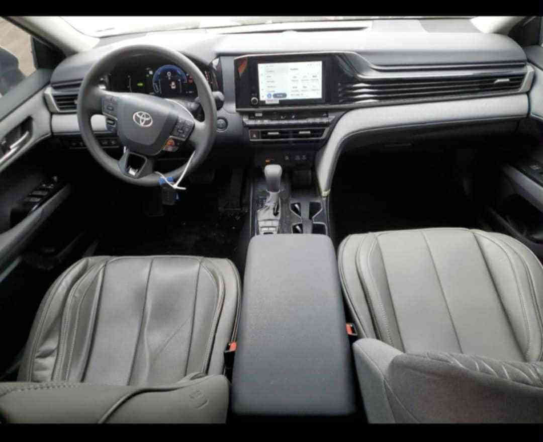 السلام عليكم للبيع كامري هايبرد٢٠٢٥ ماشيه ١١ الف بأسمي بيه صبغ نص جاملغ بدون ماطاك ولا ارباك بيه السعر ٢٢٥ ورقه وبيه شويه مجال ***********
