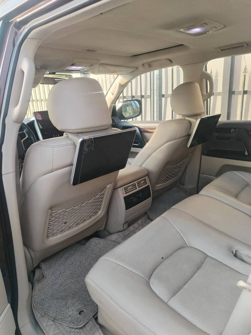 سلام عليكم ورحمة الله وبركاته لاند كروزر مديل ٢٠١٧ السعر ٤٣٠مكفول كفاله عامه فول مواصفات لون عنابي ***********
