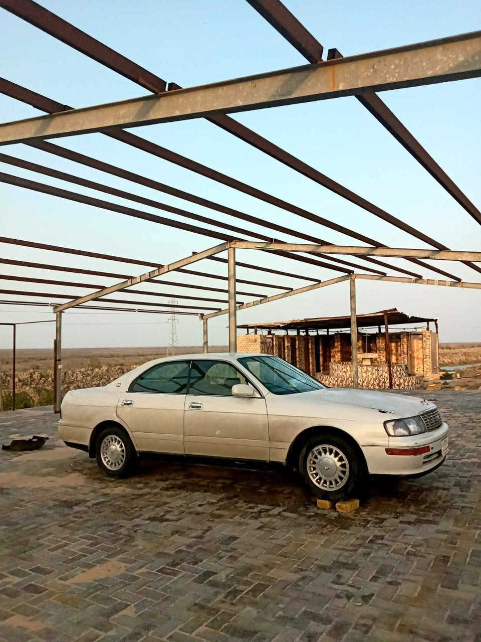 تويوتا كراون(بطة) للبيع اللون ابيض لؤلؤي موديل 1992 متصل مكفولة من الضربة بيها جراد مكينتها 3000 ديلكو جديدة كهربائياتها شغالة لون الجام اخضر شاشة مري شفط السعر 60 وبيها مجال بسيط.
***********  غير متواجد على النت
