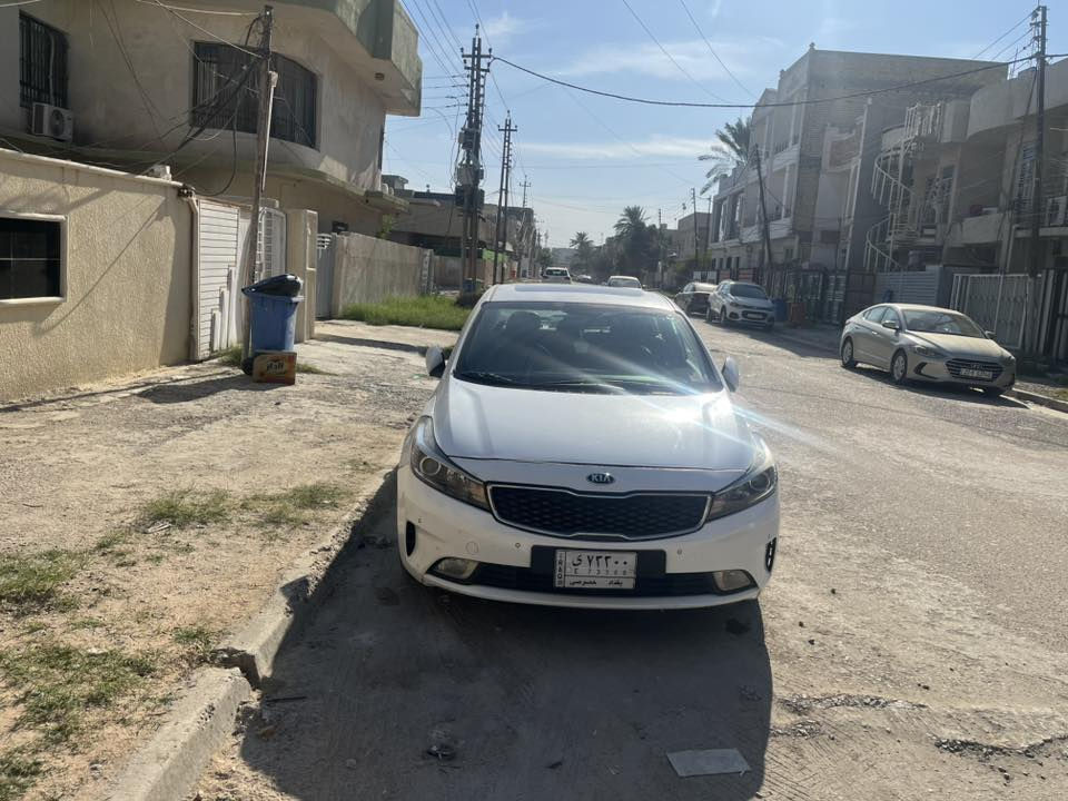 كيا سيراتـو خليجي ( ايرانـي )
2017   السياره ماشيه 105
مكان السياره حي الخضراء 
مكيـنه 2000 كير ومكينه مكفوله 
بصمة تشغيل وابواب وصندوق
سلايد روف
تخم تاير جديد
تبريد قطعتين امامي خلفي 
كشنات جلدكشن السايق كهرباء 
الكشنات الاماميه تدفئه تبريد 
الكشنات الخلفيه تدفئة 
خزن وضعيات كشن السائق
تدفئه بل ستيرن 
شفتات sport بل ستيرن
تحكم ستيرن فول 
ستيرن متعدد الوضعيات 
ثلاث وضعيات للقياده[Eco+normal+sport] 
لايت زنون امامي 
لد امامي نهاري 
حساس امامي 
حساس خلفي 
كاميرا خلفيه 
(رادار جانبي )نظام النقطه العمياء بالمرايا الجانبيه 
(رادار خلفي ) تنبيه عند الرجوع للخلف والتنبوء بقدوم سياره من الجوانب الخلفيه يميناً ويساراً 
(مانع الانزلاق )+ABS
حساسات ضغط الاطارات
 نضام ترحيب عند لاقتراب من السياره 
شاشه لكشف العطلات والتحكم بميزات السياره 
منفذ USB+AUX
مثبت مسرعه Cruise control
بلوتوث + ثلاجة 
تبريد ثلج منفصل (دبل فريز ) DUAl 
سنوية 2028  تحويل فقط 
بيها الدوسات بيها ضربه وصبغ تعديل بارد بالجاملغ الامامي بدون تبديل السياره جاهزه اي نواقص مابيها 
السعر 145
‏‭ ***********

