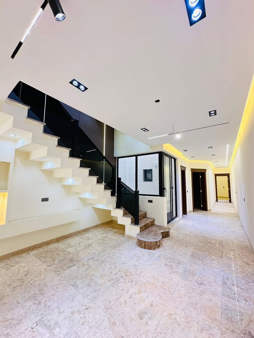 150متر للبيع
حي البنوك /قرب مثلجات الصفصاف
الواجهه مرمر ،الارضيه مرمر ،النوافذ الالمنيوم تركي ،بناء درجه اولى 
يحتوي على 
كراج ،مطبخ معزول ،خدمات في كللا الطابقين وخارجية ،4غرف نوم كبيره،
للمعلومات أكثر مراجعه مكتب القريشي  للعقار***********
