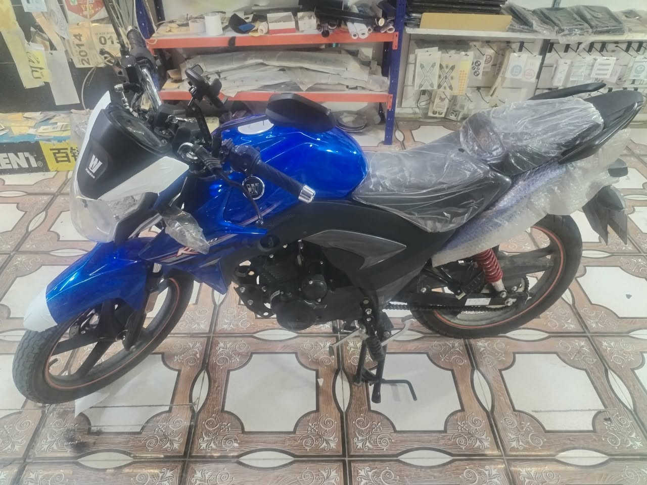 هوجي مسجل موديل 2023 صار اسبوعين من مشدود بعده زيرور مسجل لوحات وسنويه ويا لوحتين اسويجات اثنين بصمات اثنين تحويل ثاني يوم البيع السعر 17 ونص شراي يتصل مكاني رمادي ***********
