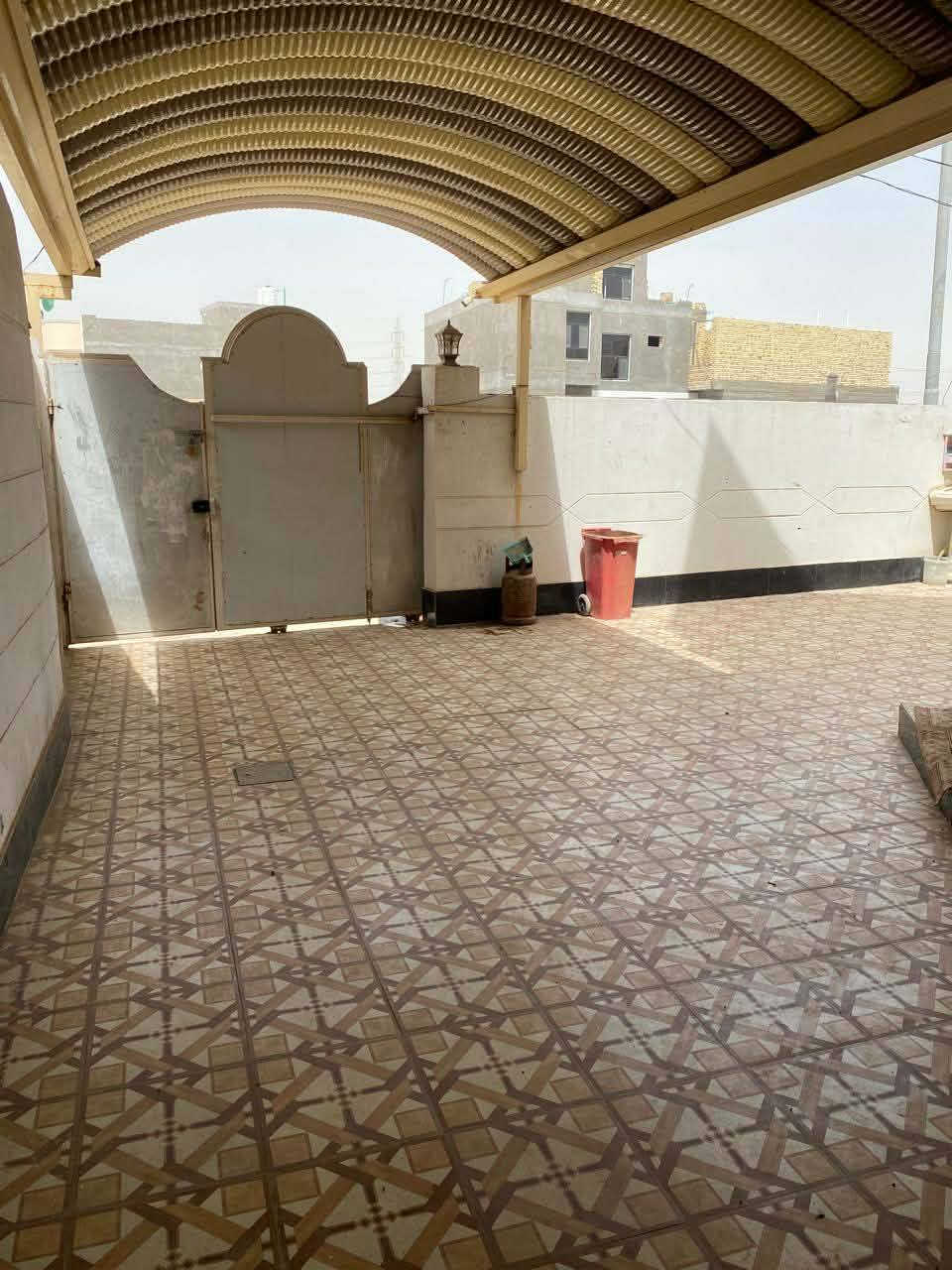 دار سكن للبيع  ديوانيه التقية الثالثة قرب الشارع العام
قرب مطعم بغداد
طابـــو صــــرف
ــــــــــــــــــــــــــــــــــــــــ
المساحة 224م
طابقين مسلح بناء 2018
يقع على شارع 15 م
طابق الأول 🌆  غرفه نظام سويت غرفه عادي واستقبال وصاله ومطبخ مجمع صحيات داخلية وخارجية وكراج 
طابق الثاني🌆 غرفه نظام سويت وغرفه عادي وصاله مجمع صحيات 
ـــــــــــــــــــــــــــــــــــــــ للاستفسار اكثر اتصل عالرقم بي واتساب***********
