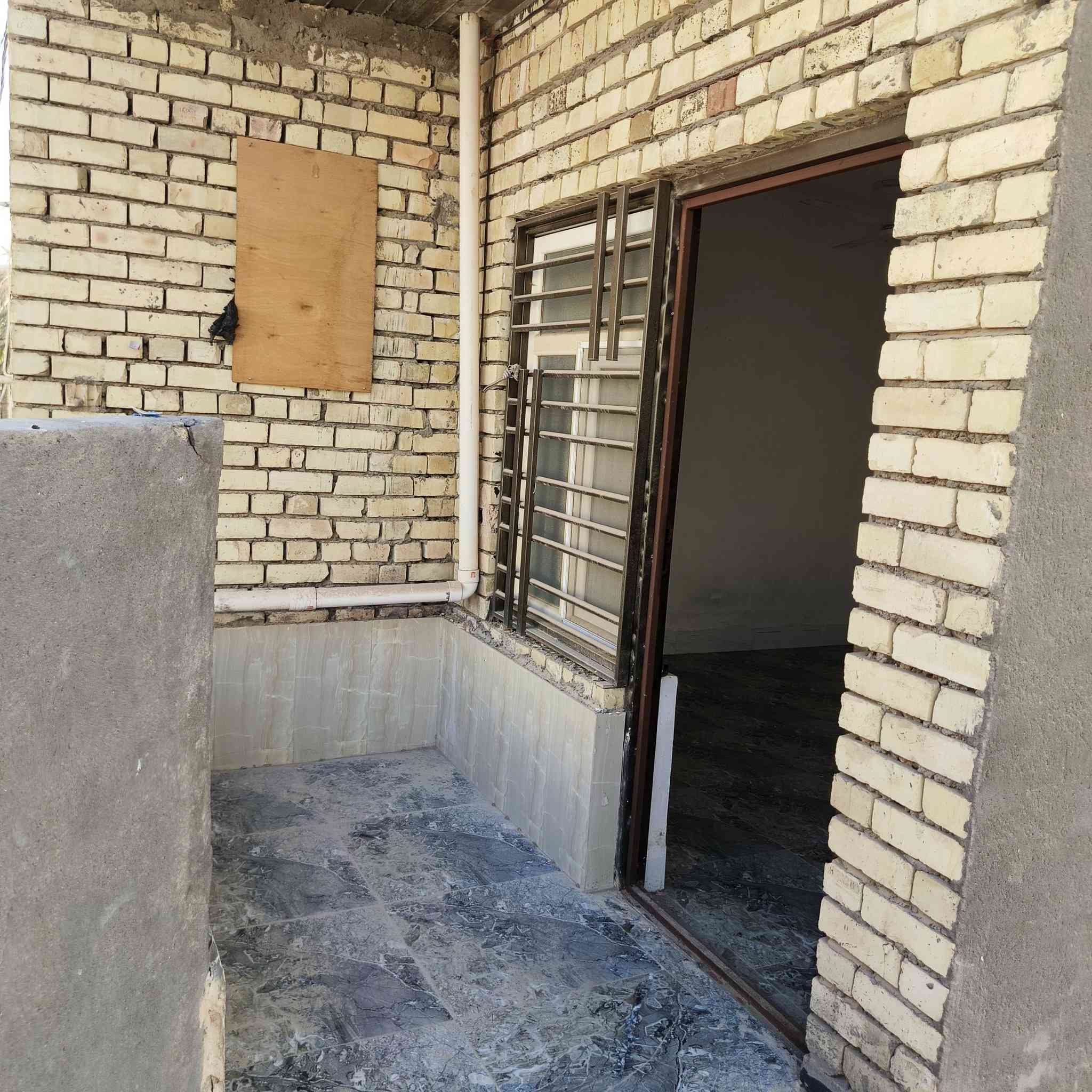 سلام عليكم دار للبيع مساحه 100م 
طابقين
 طابق 1
 ستقبال+مطبخ+غرفه+صالح+صحيات داخل و خارج + منور) 
( طابق 2
 غرفه سويت+ صطح خدمات كامله ماء ومجاري و تبليط باب لبيت مكان لبيت كربلاء بوبيات عامود 20 يبعد عن الأمام 1 ك  للاستفسار اتصال ***********
