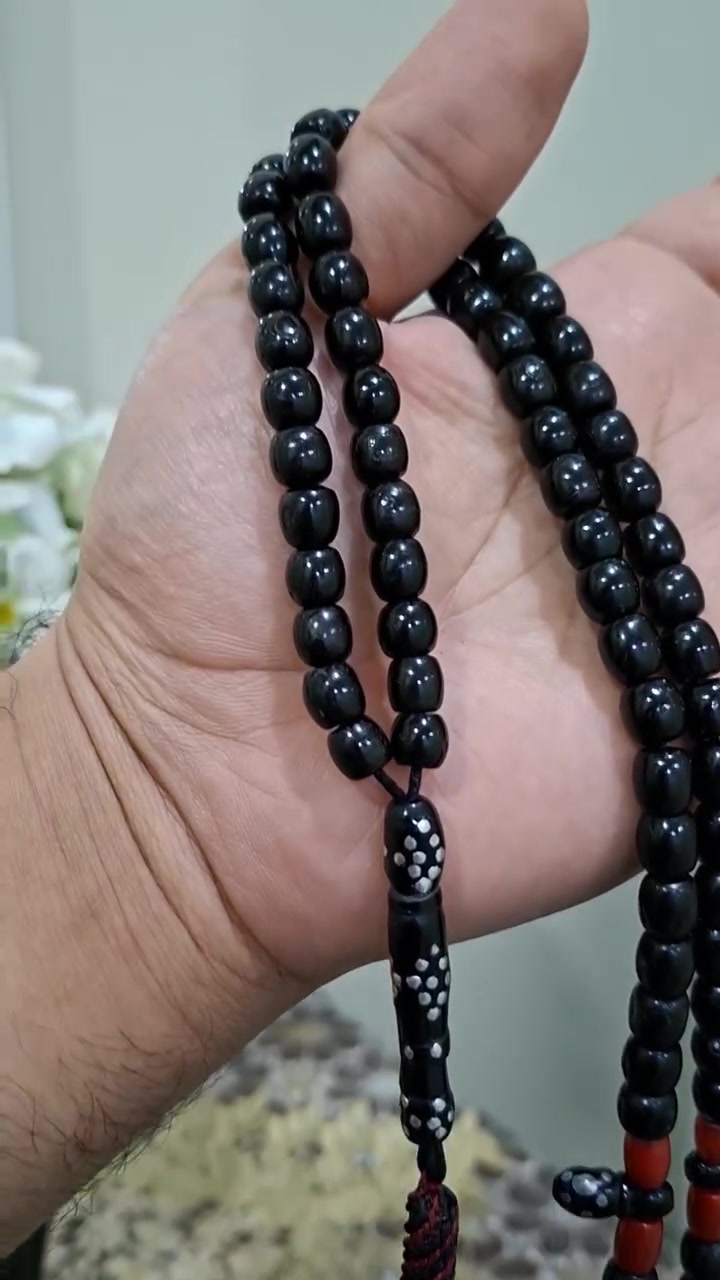 يا الله … 
يسر حجازي قديم انتيك 📿 … 
العدد ( 101 ) لبه ساده نضافه تامه … 
وزن السبحه الوزن ( 44 ) غرام صافي…
  … فواصل مرجان اصلي… 

ملاحظة ابيع شرط يسر حجازي قديم خلاف الكلام ترجع… 

الشراي فقط يتواصل خاص ... 
ما راوس بيع فقط احبتي الغالين ...

 تواصل واتساب او على رقم ***********..
يوجد توصيل كافه محافظات العراق. 🚛...
