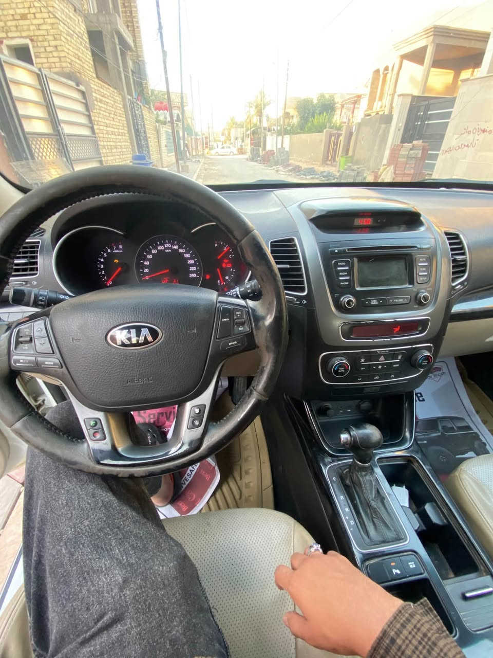 سورنتو ٢٠١٤
6سلندر 
7راكب 
خليجية مابيها صبغ بس بيها بعض الملاحظات 
 مبينه بالصور 
عليها رقم حلو ٧٣٩ مثنى 

واتساب ***********
