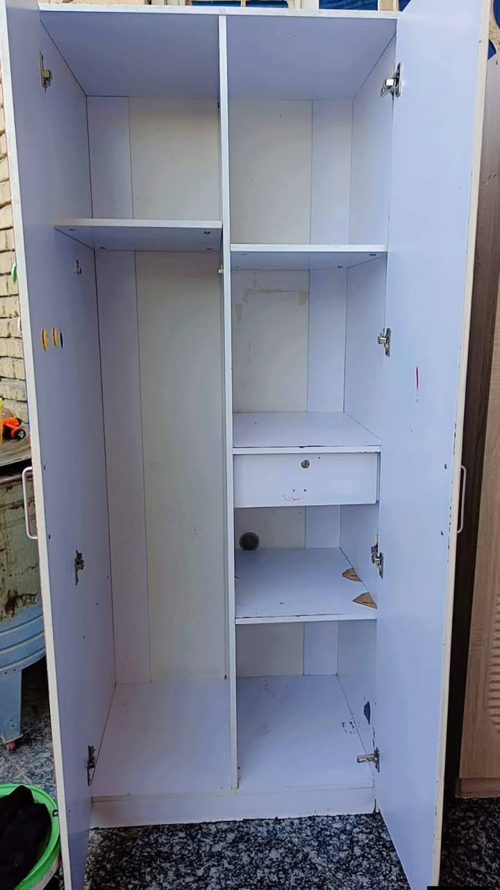 كناتير كلش نضيفه اسعار غير قابله لتفاوض لاان هنه بسعر تراب بنسبه لضخامتهن ونضافتهن سعر الواحد 50بس فقط ماعدا الوردي سعره 75بس الشراي يتصل 
***********
