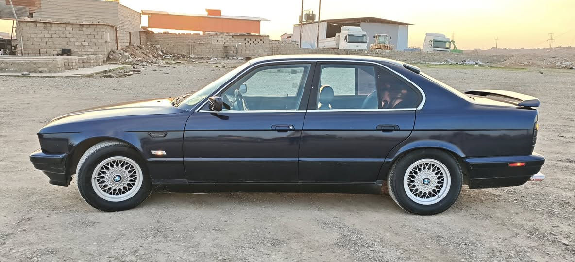 #للبيع_فقط
بي ام دبليو 1994 525i اصل محرك مسكر تك فانوس محرك كير مكفول بدون ضربة صبغ عام نيلي نظافة 90% 
تبريد تدفئة شغال جام اوتو جهة السايق سنتر لوك  

رقم بغداد دولي باسمي تحويل ثاني يوم هزة جديدة
0770 509 2361
