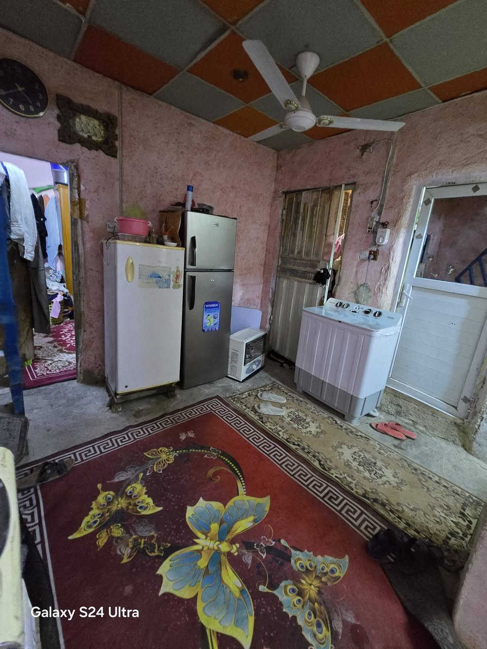 بيت لبيع بشارع المطار الجديد المساحه ٥٠متر يحتوي على غرفه وصاله ومطبخ وستقبال وصحيات السعر ١٤ وبي مجال البيت قريب على الشارع للستفسار *********** مكتب بركات ام البنين قرب اسواق فدك مقابيل شارع السبيس
