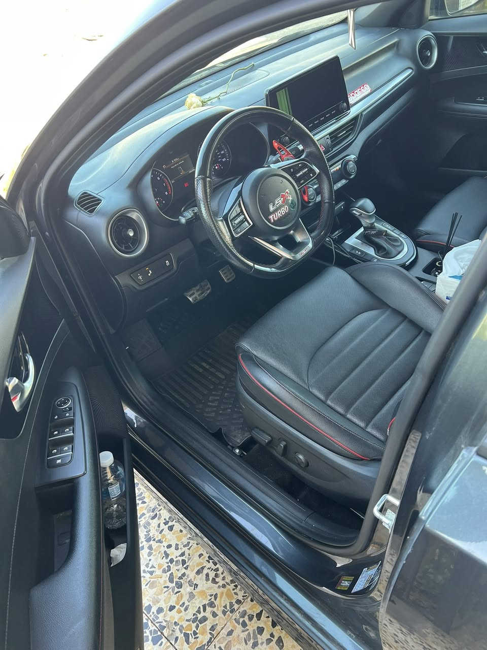 السلام عليكم
كيا فورتي Gt اعلى فئه بل فورتي 2023 ماشيه 30 الف 
 رقم بغداد  ب اسمي 
كشن  كهرباء  و تدفئه وتبريد فتحه 
وباقي مواصفات ال gt معروفه 
حادث السياره قبق جنطه وربع جاملغ وبدلت قبق جنطه بلادي نفس اللون شرط بلادي مو تجاري بدون شواصي بدون ايرباك  باقي السياره كفاله حته من الشخط 
جديده وبل عافيه عل ياخذه 
عنوان السياره بغداد 
*********** بس واتساب 
معروضه ب 162 وبيه مجال
