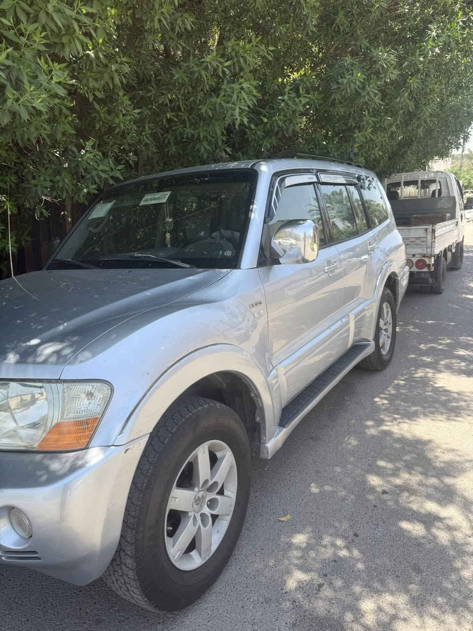 السلام عليكم 
باجيرو خليجي 2006
سياره جديده ومال بيت عضمته تخبل 
بيها صبخ جماليه دعاميه 
تبريد ثلج تلث قطع 
مري كهربائي 
سياره جاهزه 
تخم تاير جديد 
باتري جديد 
كهربائيات كلها شغاله 
تحويل ثاني يوم 

علماً السياره عليها غرامه اربع ملايين تستقطع 
من مبلغ البيع 

السياره سعرها ٩٠ وبيها مجال 

العنوان الطالبيه او مطار بغداد 

***********

