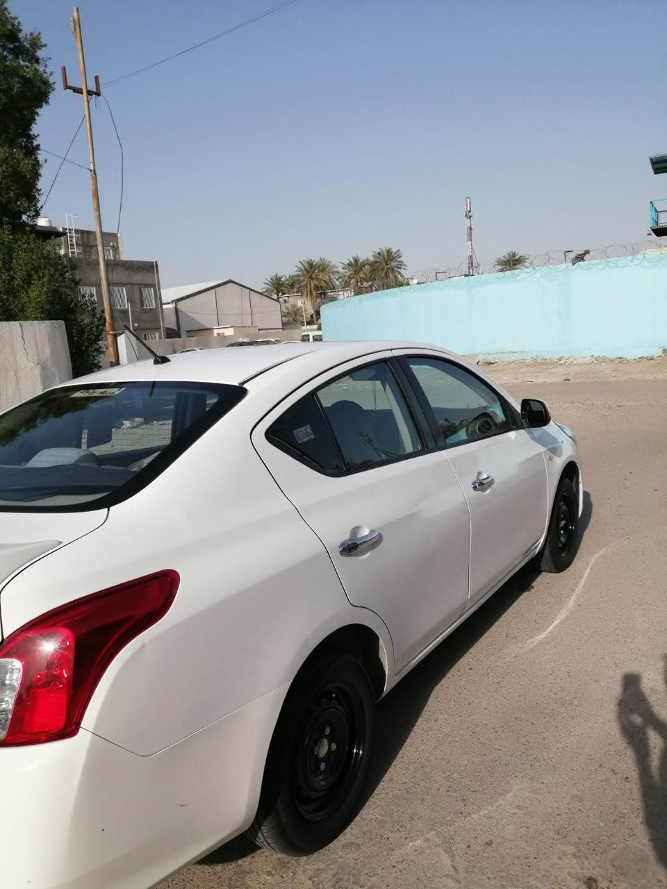 السلام عليكم 
مكلف بالنشر 
نيسان صني هندي موديل٢٠٢٠ 
السياره مكفوله من الصبغ بيها بارد بالجاملغ الايمن 
ماشيه ١٠٠ الف وقابل للزياده
تحكم ستيرن 
ومواصفاتها المعروفه
السياره جاهزه 
تبريد وصدر وتايرات كلها كامل 
رقم اربيل الجديد تحويل مباشر 
السعر ١٠٢ وبيها مجال 
مكانها بغداد حي الجامعه 
*********** بغداد, العراق

