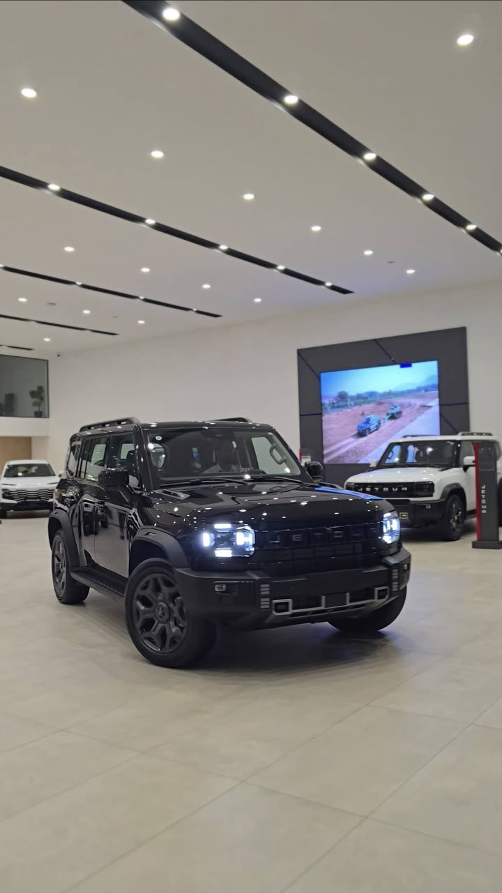 (بلك-ان هايبرد🔋)جيتور T2 1.5L Plug-in Hybrid LUXURY
___________________
مكاني كربلاء 
***********
___________________
هايبرد
وكاله هارلم
الموديل: 2026 (خليجي)
العداد: 14000
تمشي بل شحنة الوحدة بحدود ال 140 كيلو 

المحرك: 4 أسطوانات 1.5L تيربو + محرك كهربائي القوة الاجمالية 380 حصان
عزم الدوران (نيوتن-م): 610
ناقل الحركة: أوتوماتيكي مخصص لنظام الهايبرد 3DHT
نظام الدفع: نظام دفع بالعجلات الامامية
سعة البطارية كيلووات/س: 26.7
بشحنة كهربائية وتعبئة وقود كاملة يصل المدى إلى 1100 كم
✨️
الضمان الأساسي: 6 سنوات وعداد كيلومترات مفتوح
ضمان المحرك: 10 سنوات او 1،000،000 كم (أيهما اولاً / للمالك الأول)
ضمان البطارية : 8 سنوات او 150,000 كم (ايهما اولا)
المواصفات
*فتحة سقف بانوراما بقياس 1.1م
*إطارات قياس 20 إنچ
*الصندوق شفط
*الشباك الامامي شعار جيتور مضاء
*عروض ضوئية وموسيقية استعراضية
*رادار تفاعلي
*نظام القيادة شبه الذاتية
*نظام الكبح التلقائي في حالة الطوارئ
*كاميرات محيطية 540 درجة
*حساسات أمامية وخلفية
*نقطة العمياء
• تحذير مغادرة المسار
• المساعدة للبقاء في المسار
*شاشة التحكم بقياس 15.6 إنچ
*شاشة القيادة بقياس 10.25 إنچ
*نظام صوتي 12 سماعات من Sony
*نظام أبل كاربلاي وأندرويد أوتو
*نظام اوامر صوتية
*المقاعد من الجلد الفاخر
*مقعد السائق والراكب كهربائي و مبردة
• ذاكرة مقاعد امامية لحفظ 3 وضعيات
*إنارة محيطية متعددة الالوان
*عتبات الأبواب مضيئة
*مصابيح أوتوماتيكية LED مع مصابيح نهارية
*التكييف التلقائي مع الضوء العالي
*نظام تقليل الضجيج مع زجاح مزدوج
*المرايا الجانبية قابلة للطي كهربائياً ومدفئة
*(بصمة) و تشغيل عن بعد
• إغلاق نوافذ وفتحة السقف عن بعد
*شاحن لاسلكي سريع
*نظام تنقية الهواء PM2.5
*مسند الذراع الوسطي مع ثلاجة
*انماط قيادة متعددة
*وسائد هوائية امامية و جانبية عدد 6
*حساسات مطر
*دوسات جانبية
*نظام التحكم بنزول المنحدرات
*نظام المساعدة لصعود المرتفعات
