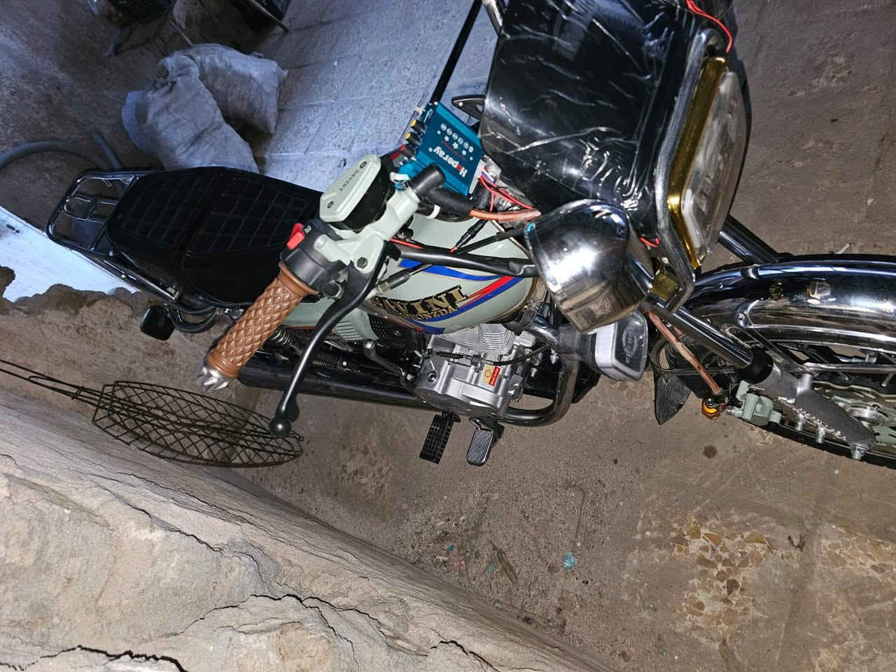 بابل حمزه الغربي 
سلام عليكم دراجه سيفان 
موديل 25 أوراق كامله المحرك 200  مكفوله كفالة عامه :السعر : 900 بيه مجال بسيط: العنوان : حمزة الغربي رقم : ***********
