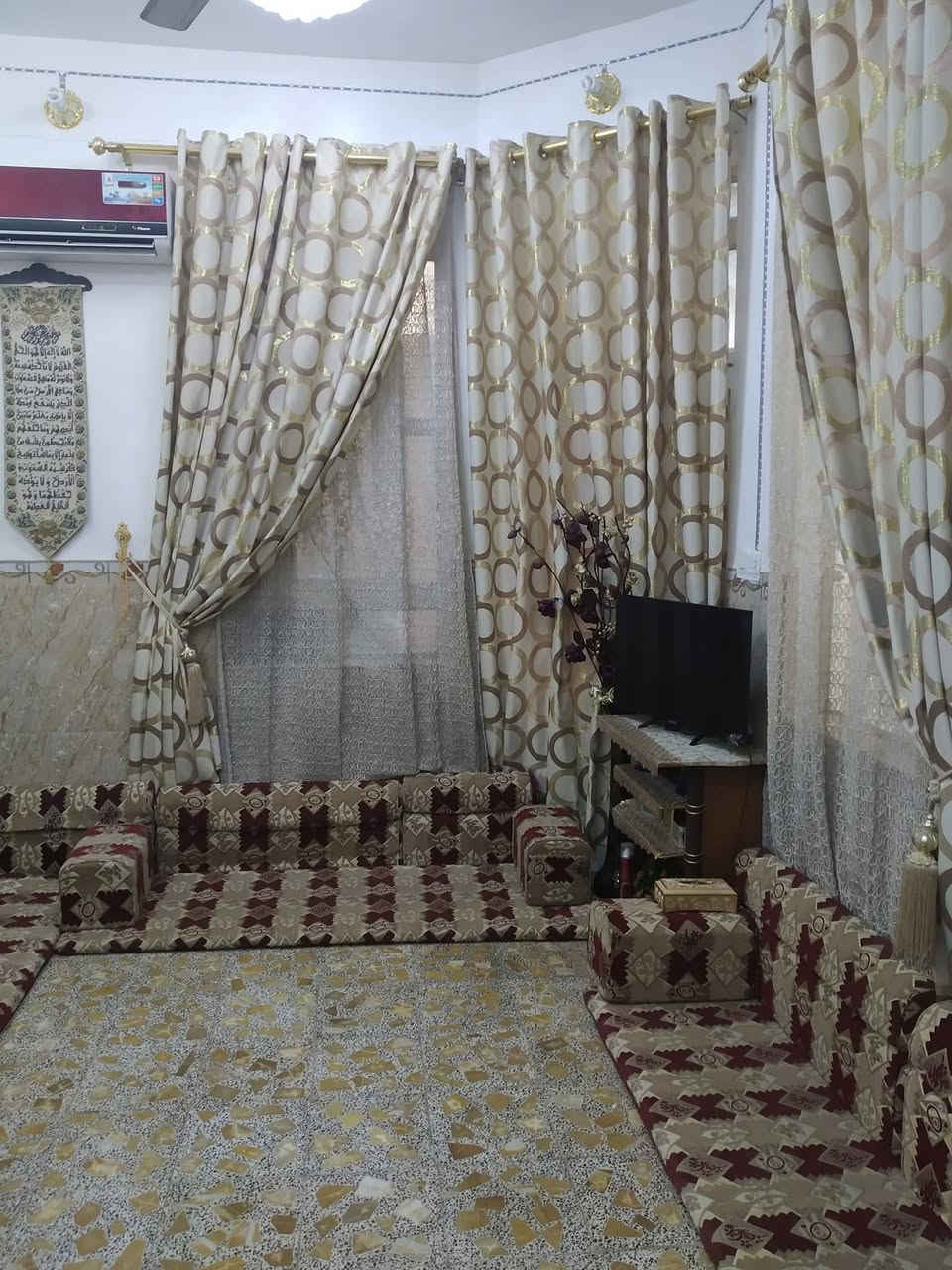 بيت للبيع حي النداء شارع المكاتب منطقه الـ48 الذهبيه 

يتكون من : طابق واحد 
غرفه وصالة ومطبخ واستقبال
وبيتونه كبيرة 
وصحيات داخليه و خارجيه 

للاستفسار الاتصال على الرقم 
*********** 
السعر : 115 مليون
