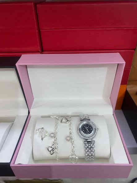 وصل الجددديد هدايه بكجات باسعار مناسبه جدا 
نسائي ع 9 الف بس 
رجالي ب12

يوجد توصيل 
واتساب حجز ***********
كوزمتك ابو مهدي مقابيل بنايه سيد علي ع شط
