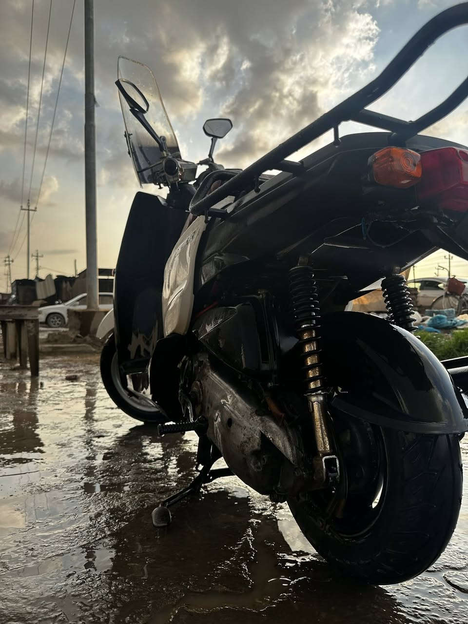 السلام عليكم دراجة بيكم للبيع دراجة كالمة مكملة ما نقصها اي شي مكينتها محورة مال سكنس 140 سعرها 500 وبيها مجال قليل رقمي ***********
