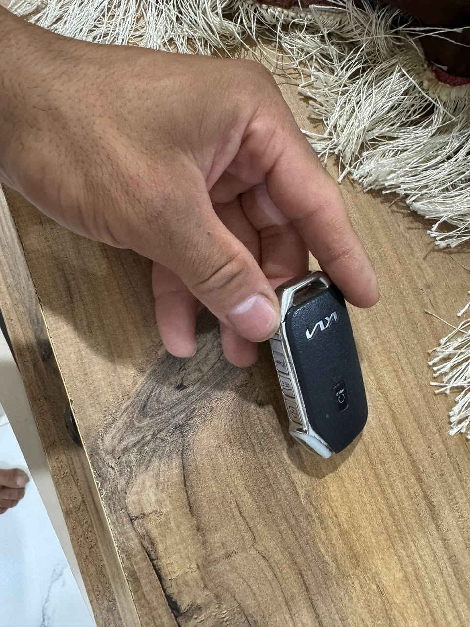بضمة كي فايف اصليه شرط كالمه هيه والمفتاح مالته وجاهزه بس تتبرمج ع السياره ترهم من موديل 21 إلى 25 
السعر 150 الف وموجود توصيل لاستفسار ***********
