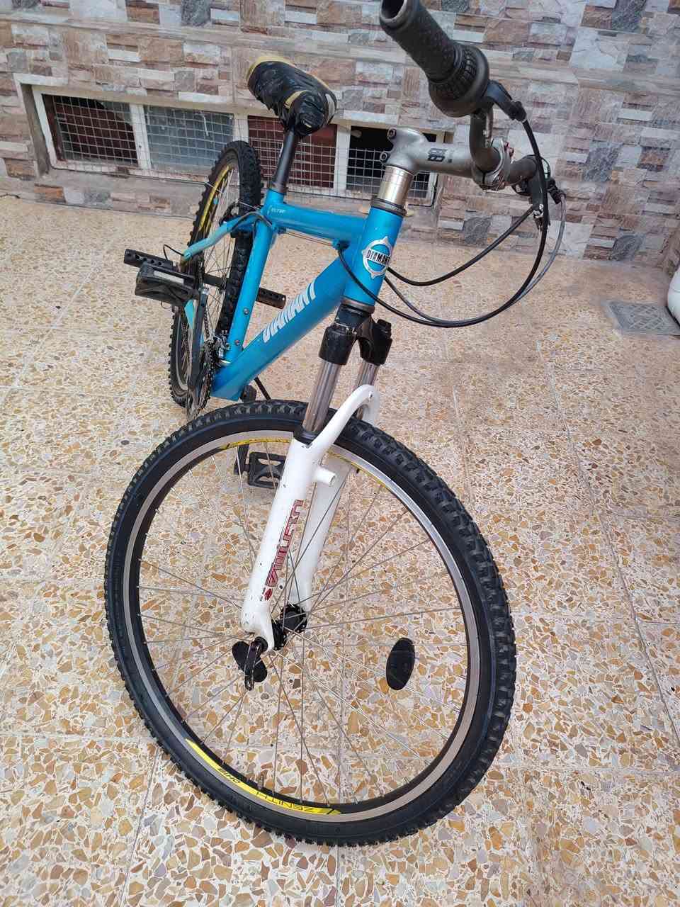 السلام عليكم عندي هذا البايسكل للبيع طالب عليه 80 بس بهايه ضربه وبي مجال


**إذا كنت صاحب هذا الإعلان وتريد حذفه لأي سبب، رجاءا أرسل رسالة إلى الدعم الفني**